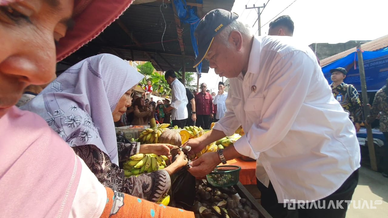 Basuki Tawari Jokowi Jengkol di Pasar Senggol Dumai: 'Beda Jengkolnya Pak'