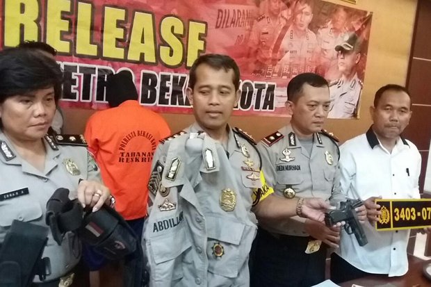 Polisi Gadungan Ini Diciduk Saat Sedang Asyik Dipijat Terapis Cantik