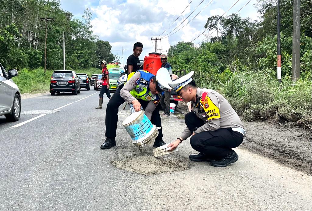 Cegah Kecelakaan, Polisi Tambal Jalan Berlubang di Inhu