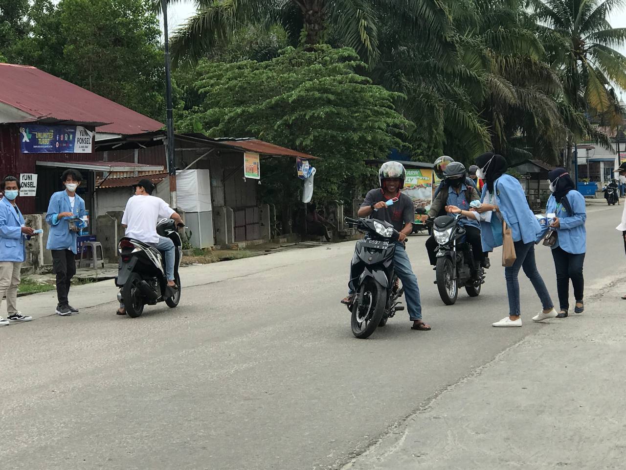 Mahasiswa KKN Balik Kampung Universitas Riau Desa Perawang Barat Bagikan Masker Gratis 