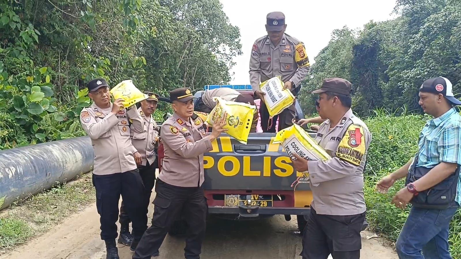 Terobos Jalan Ekstrem Demi Pemilu Damai, Kapolsek Dumai Barat Bawa Sembako