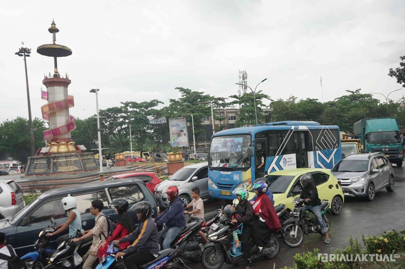 Kemacetan di Tugu Songket Pekanbaru karena Sempitnya Jalur Bundaran