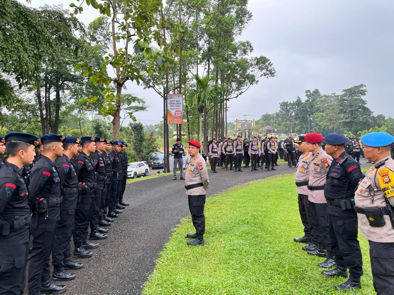 AKBP Iwan Pimpin Apel Pasukan BKO Pengamanan TPS di Kuansing