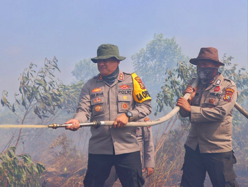 Dikepung Asap dan Api, Kapolres Rohil di Riau Berjibaku Padamkan Karhutla