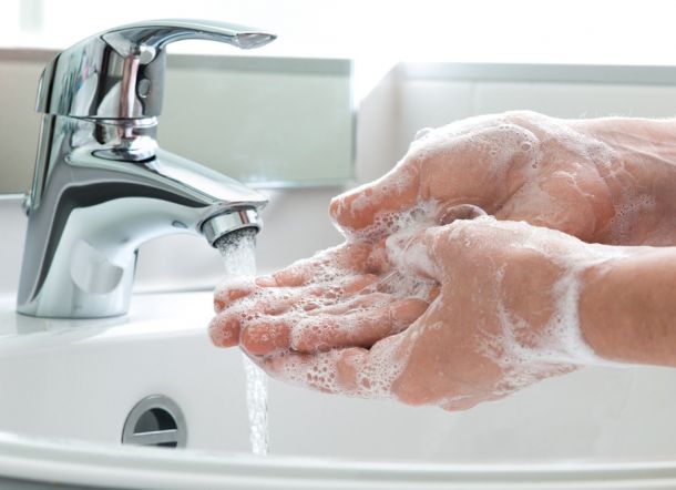 Penjelasan Mengapa Sabun dan Air Hangat Efektif Melawan Covid-19