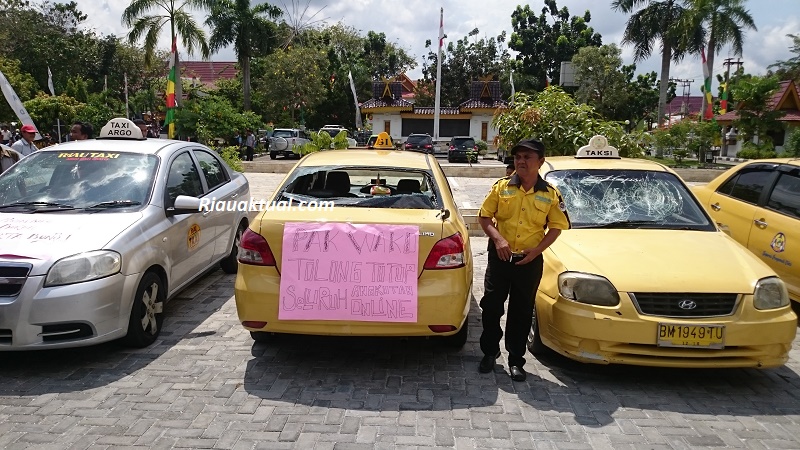 Senang Tidak Senang, Taksi Online Harus Berhenti Beroperasi di Pekanbaru