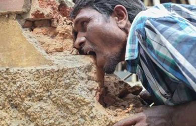 Ini Dia Pakkirappa Hunagundi, Pria India yang Lebih Senang Makan Batu Bata, Krikil dan Lumpur