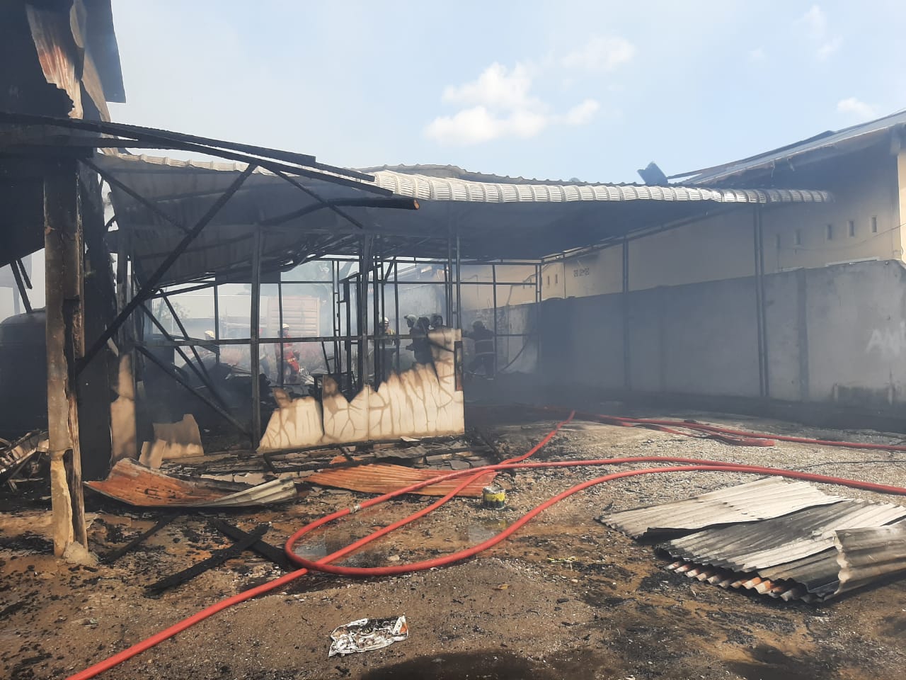 Depot Air Isi Ulang dan Gudang Karangan Bunga di Pekanbaru Terbakar