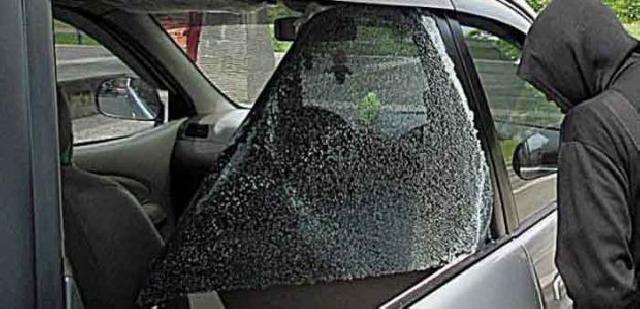 Pecah Kaca Mobil Bendahara, Maling Gondol Uang Gaji Guru