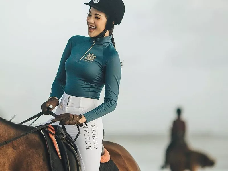 Cantiknya Anya Geraldine Berkuda di Pantai Pererenan Canggu Bali