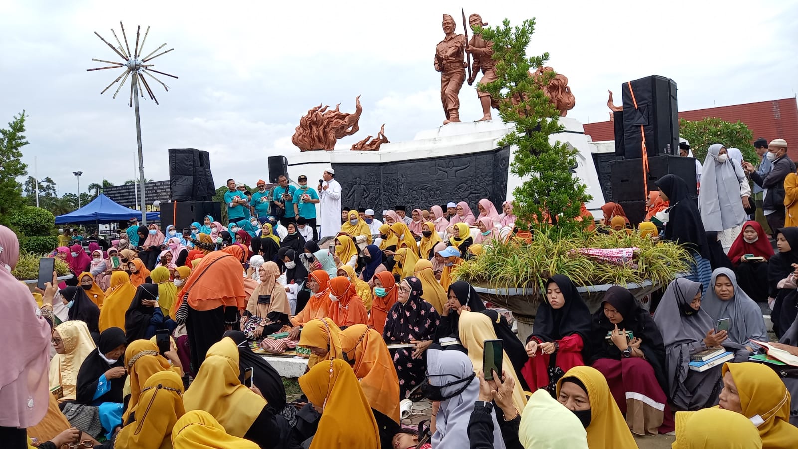 Ribuan Masyarakat Ikuti Riau Mengaji Di Trotoar Jalan Diponegoro Pekanbaru