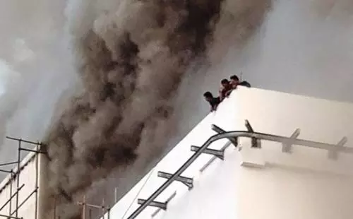 Video Pekerja Terjebak di Atap Gedung saat Kebakaran PRJ