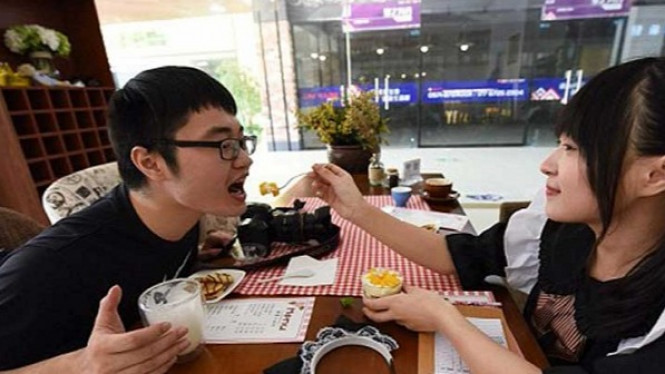 Kamu Jomblo? Mahasiswi Cantik Siap Menyuapi dan Menemanimu