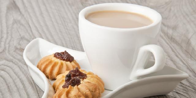 Minum teh susu, cara manis putihkan gigi