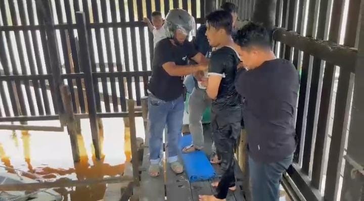 Ditresnarkoba Polda Riau Grebek Kampung Dalam, Target Lari Nyebur ke Sungai