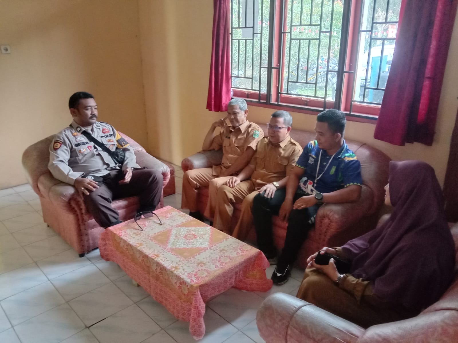 Bhabinkamtibmas Polsek Sungai Apit Lakukan Door to Door, Sampaikan Pesan Pemilu Damai