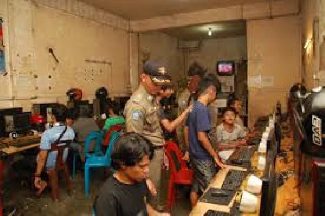 Satpol PP Akan Data ASN Nongkrong Diwarnet