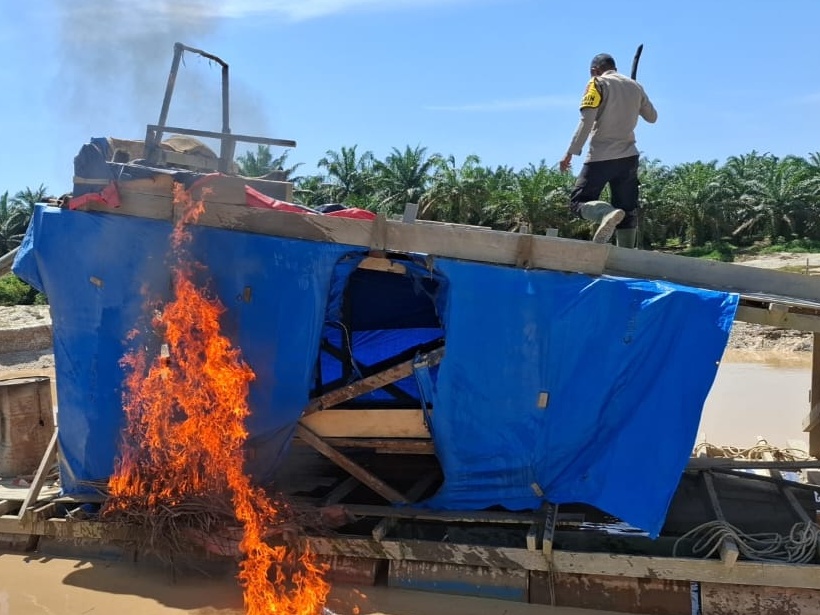 Polsek Singingi Hilir Musnahkan 4 Rakit PETI di Sungai Singingi