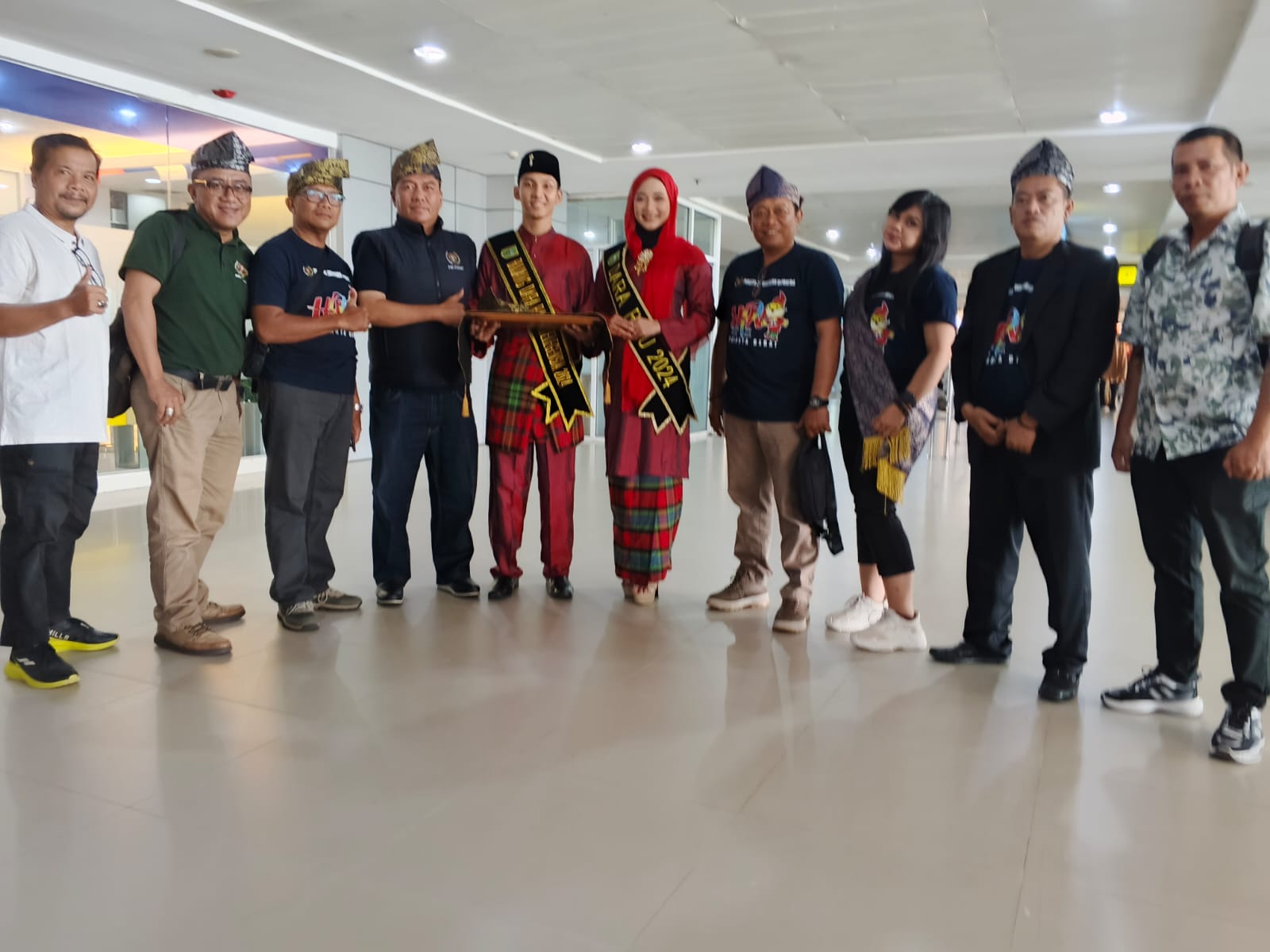 Delegasi PWI DKI Jaya Tiba di Pekanbaru, Disambut dengan Tanjak Melayu