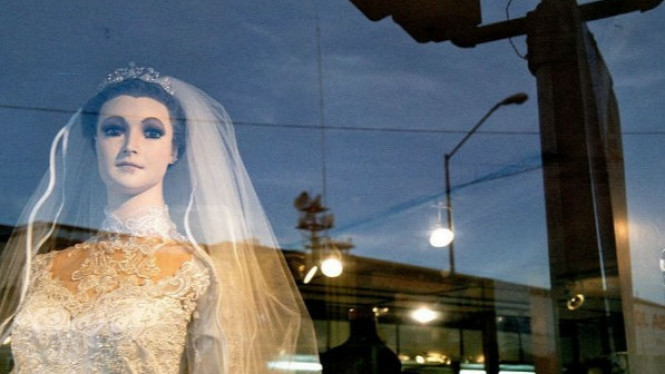 Manekin dari Mayat Itu Melihat dengan Sorotan Mata yang Tajam