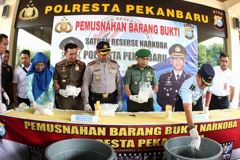 Polisi Lenyapkan Sabu 6 Kg Yang Ditangkap di Bandara SSK II Pekanbaru