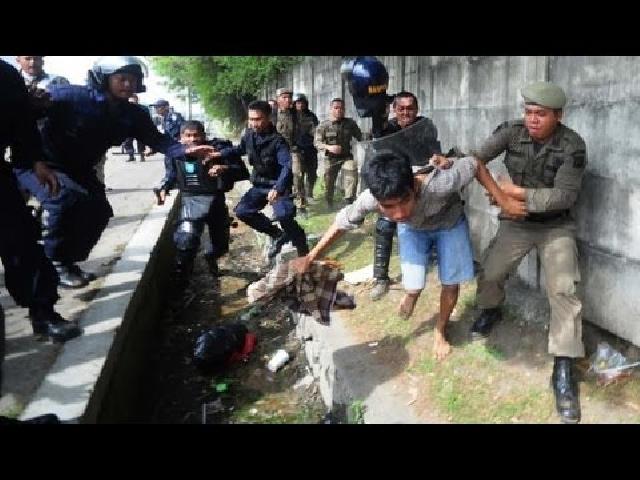 Pengunjung Kedai Kopi Kocar-kacir