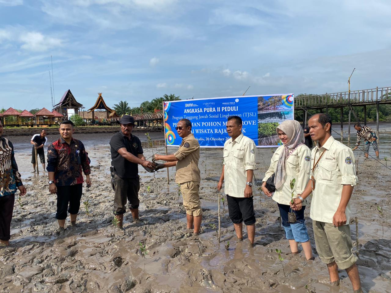 Cegah Abrasi Pantai, Angkasa Pura II Pekanbaru Tanam Ribuan Bibit Mangrove di Bengkalis