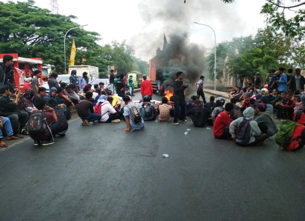 Kritik Pemerintahan Jokowi, Mahasiswa UIN Makassar Tutup Jalan