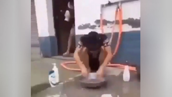 Lagi Keramas, Cowok Ini Histeris 'Kepalanya' Copot