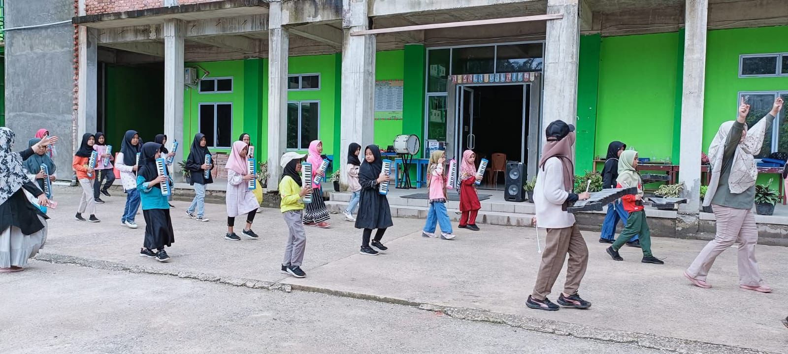 Marching Band SD Muhammadiyah 019 Jadi Pengiring Defile Pembukaan Kejurkab Takraw 2025 di Kampar