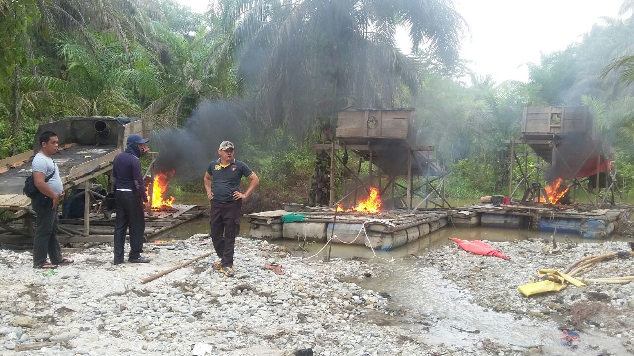 Polisi Hancurkan Rakit dan Mesin Dompeng di Kuantan Mudik