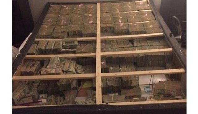 Woow ! dibuka, Di dalam Kasur Ini Ada Uang Rp260 Miliar