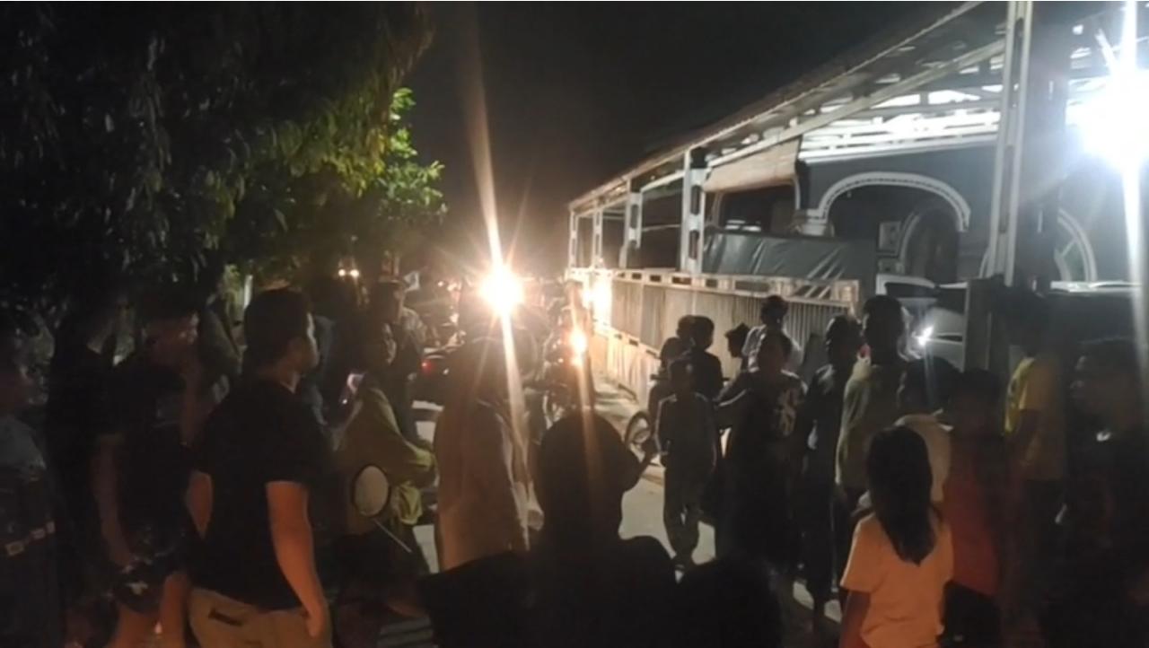 Warga Geruduk Rumah Kades Pulau Permai Kampar, Diduga Hamili Selingkuhan