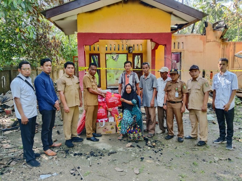 Tanggap Cepat, Dinsos Kuansing Serahkan Bantuan kepada Korban Kebakaran di Desa Pulau Busuk Jaya