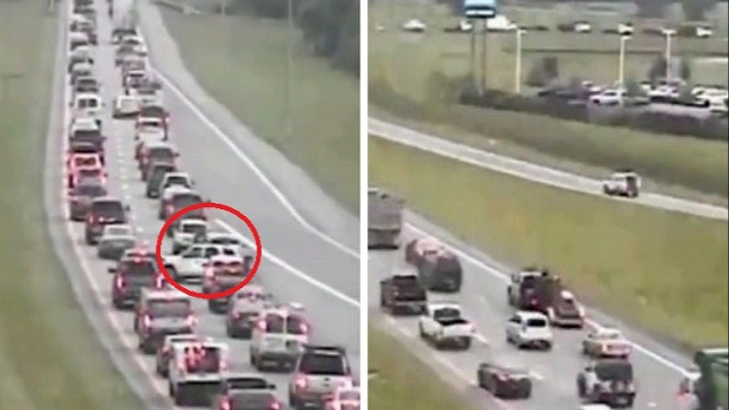 Keluar dari Kemacetan, Mobil Ini Maju dengan Cara Mundur