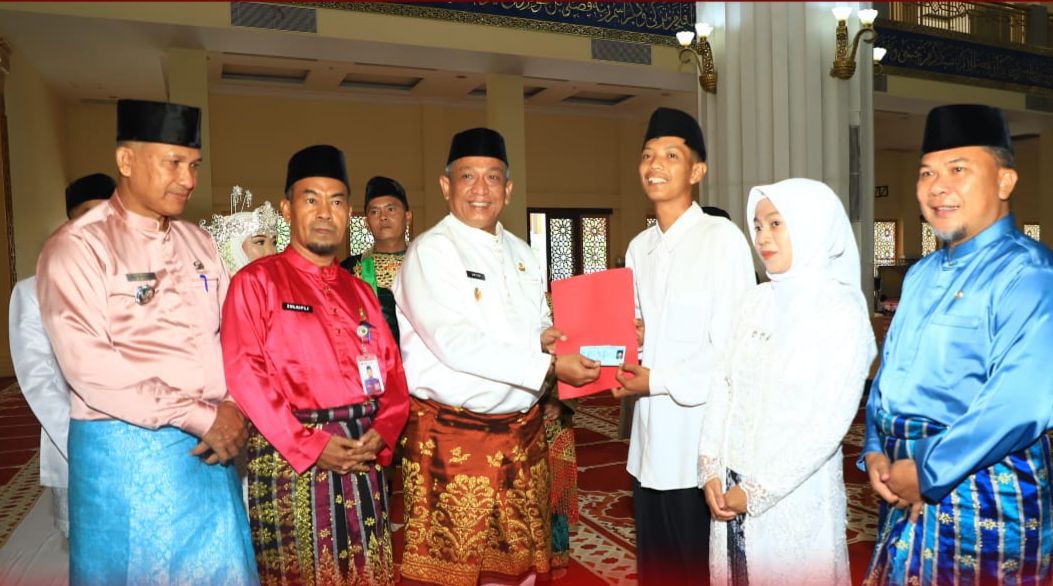 20 Pasang Pengantin Nikah Massal di Masjid Agung Rokan Hulu