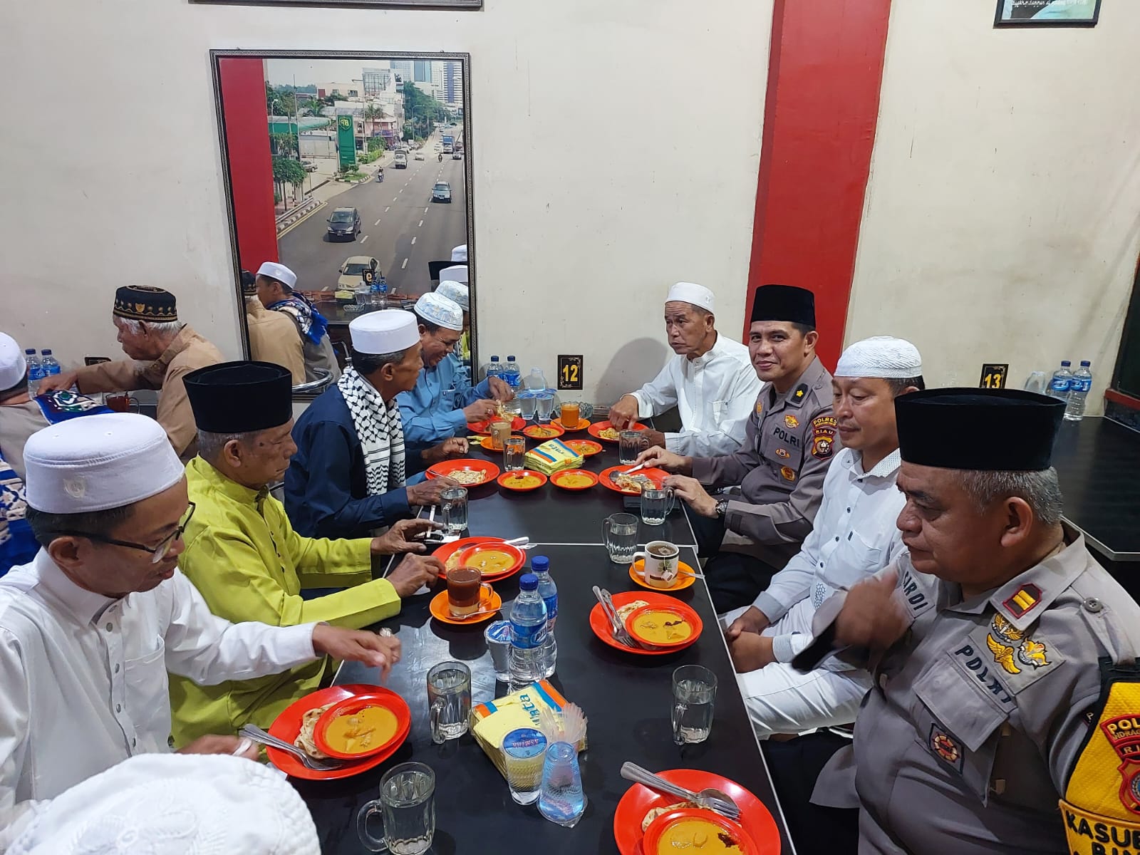 Kawal Pilkada Damai, Polres Inhil Subuh Keliling dan Ngopi Bareng dengan Jamaah