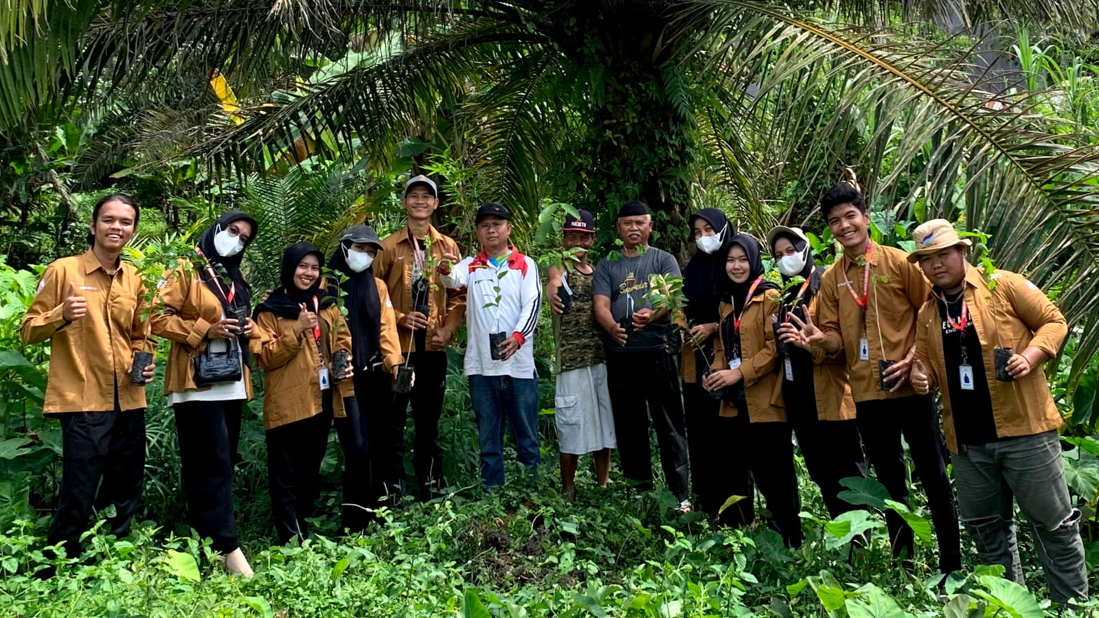 Mahasiswa Tanam dan Bagikan Ratusan Bibit Pohon kepada Masyarakat Desa Pandau Jaya
