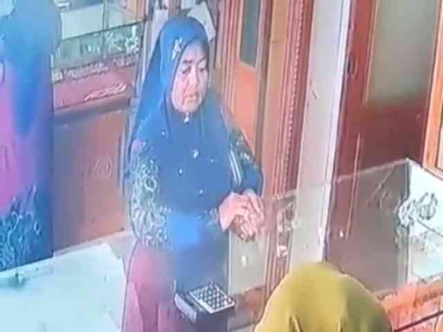 Video Aksi Nenek Tua Curi Emas di Panton Labu Aceh