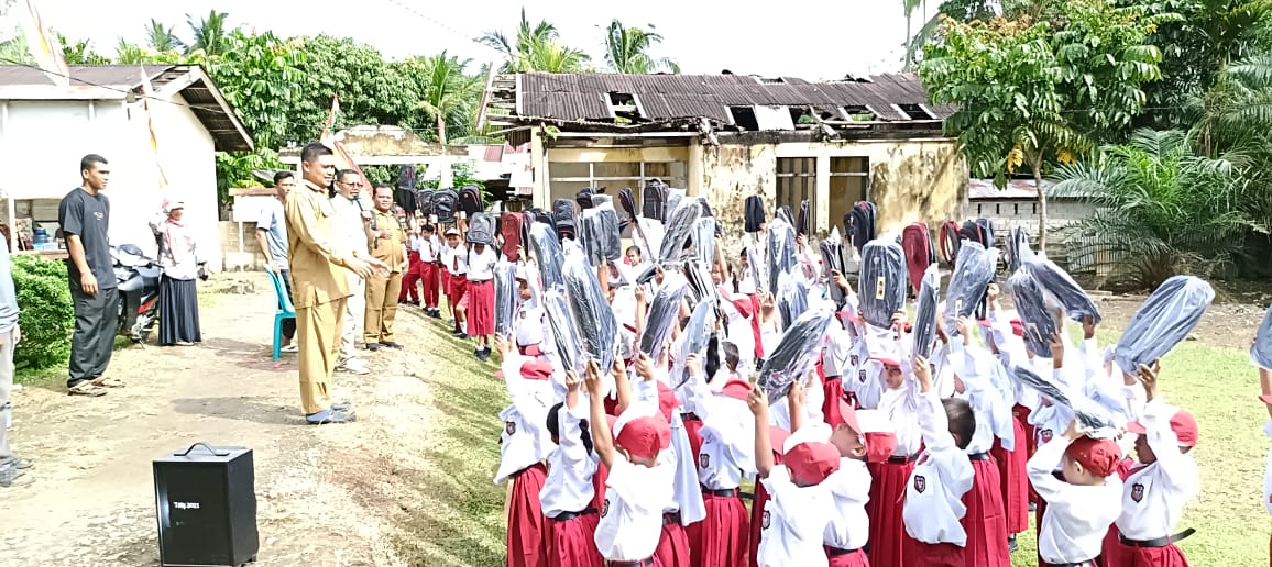 Dua Sekolah Dasar di Seberang Pulau Busuk Terima Bantuan Perlengkapan Sekolah untuk Siswa