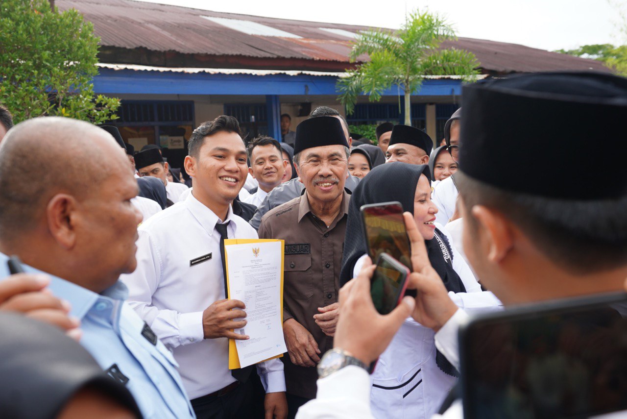 Disambut Suka Cita, Gubri Syamsuar Serahkan 588 SK PPPK Tenaga Pendidik di Rokan Hilir