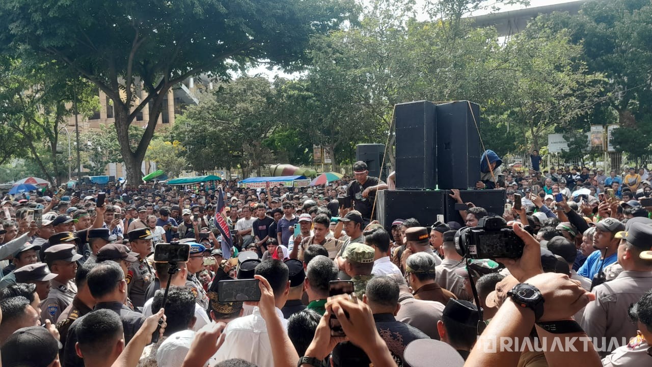 Hasil Dialog Buntu, Massa KOMMARI Tetap Bertahan di Kejati Riau