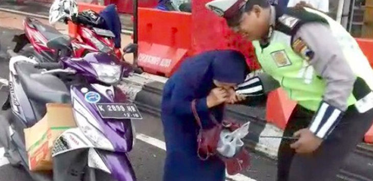 Ibu Gigit Tangan Polisi Diduga Sakit Jiwa, Polisi: Biar Hakim yang Putuskan