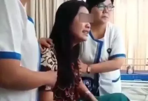 Pasien Cantik Nangis-Nangis Payudaranya Diremas Pegawai Rumah Sakit