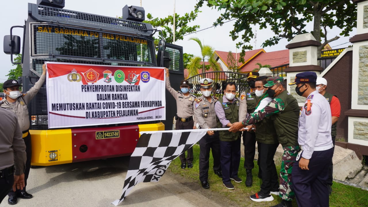 Siaga Cegah Covid-19, Polres Pelalawan dan Instansi Terkait Gelar Penyemprotan Disinfektan