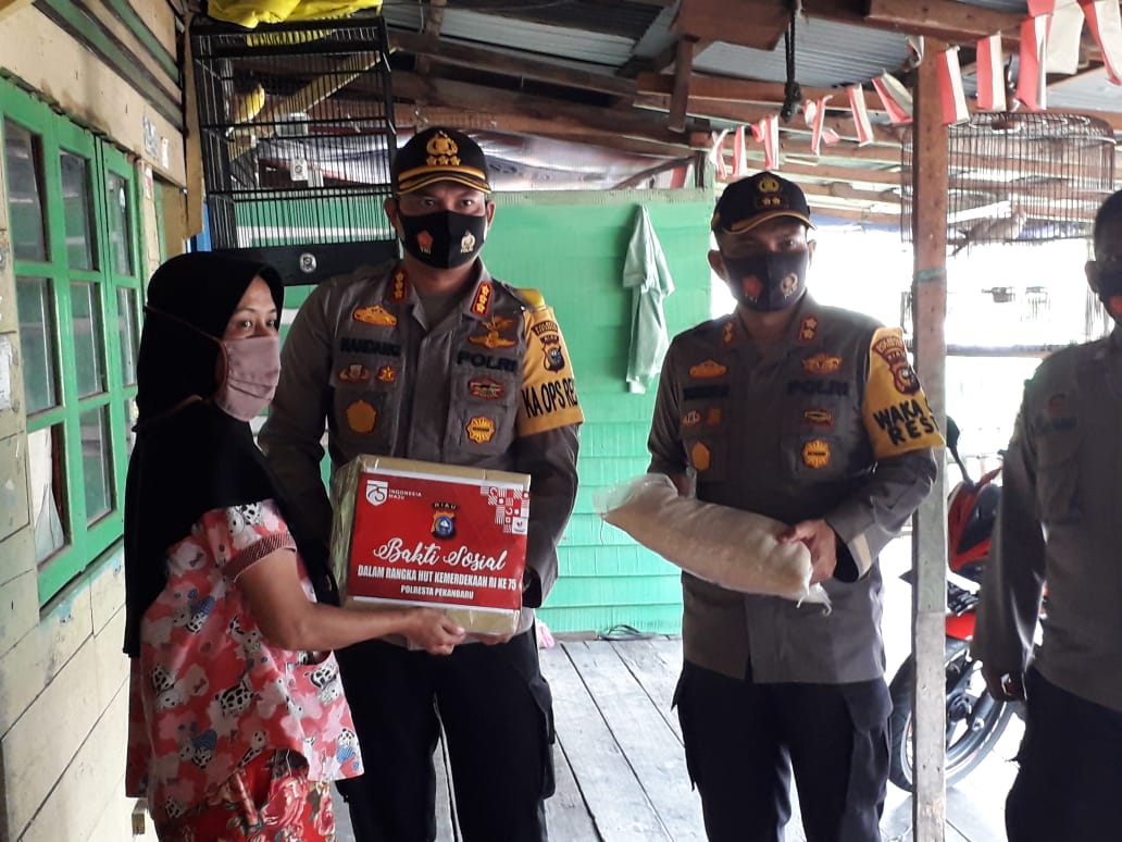 Sempena HUT RI ke 75, Polresta Pekanbaru Salurkan Bantuan 300 Paket Sembako dan Uang Tunai