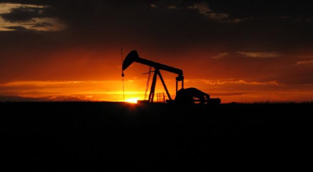 Harga Minyak Jatuh Akibat Kekhawatiran Kelebihan Pasokan Global