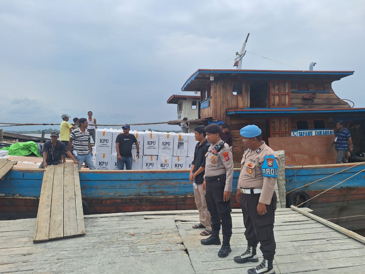 Kapolsek Kawasan Pelabuhan Kawal Pendistribusian Logistik Pemilu 2024