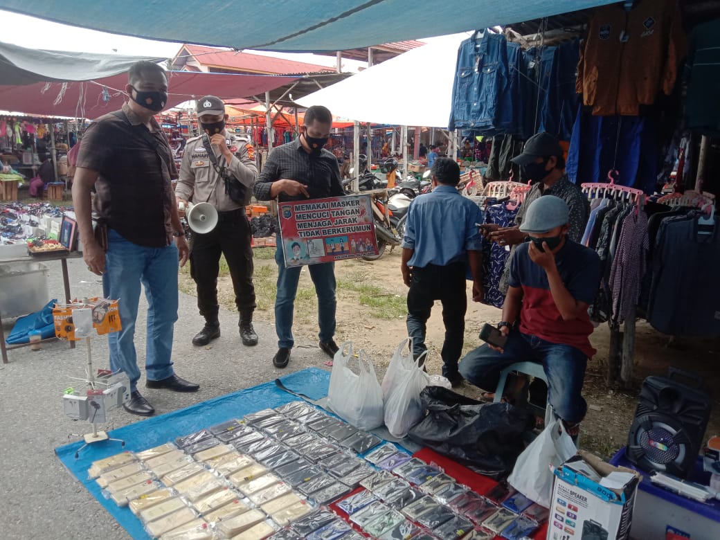 Kapolsek Bandar Sei Kijang Pimpin Pelaksanakan Penertiban Prokes di Pasar Tradisional