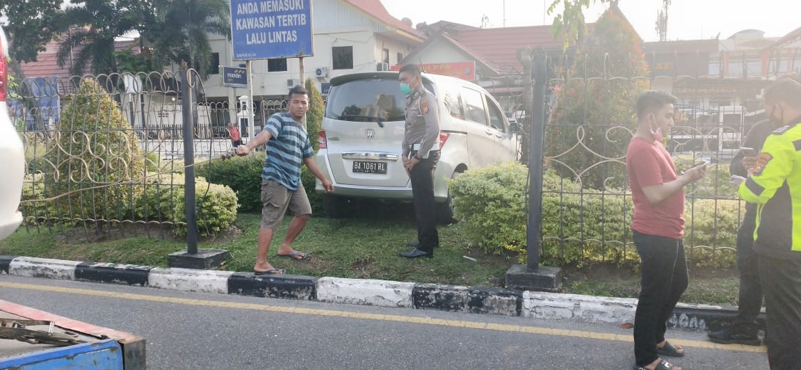 Hilang Kendali, Honda Freed Terobos Pagar Jalan Sudirman